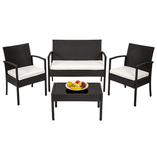 Disfruta al máximo tus espacios al aire libre con este elegante juego de jardín EMPOLi en ratán plástico, diseñado para combinar estilo, confort y durabilidad. El set incluye una mesa ratona con tapa de vidrio, dos sillones individuales y un sofá de dos cuerpos. Es impermeable, fácil de limpiar y perfecto para el uso diario en exteriores como jardines, patios o terrazas. Además, cuenta con almohadones gruesos, cómodos y desmontables, con fundas con cierre para fácil limpieza.