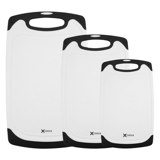 El set de 3 tablas CROiX es el complemento perfecto para tu cocina. Fabricadas en PP y TPR antibacteriano, son ideales para cortar carnes, vegetales, quesos y mucho más. Su diseño antideslizante, resistente al agua y a los olores asegura una higiene impecable en todo momento. Además, cuentan con ranuras en los bordes para capturar líquidos y mangos ergonómicos que facilitan su traslado, ofreciendo comodidad en cada uso.