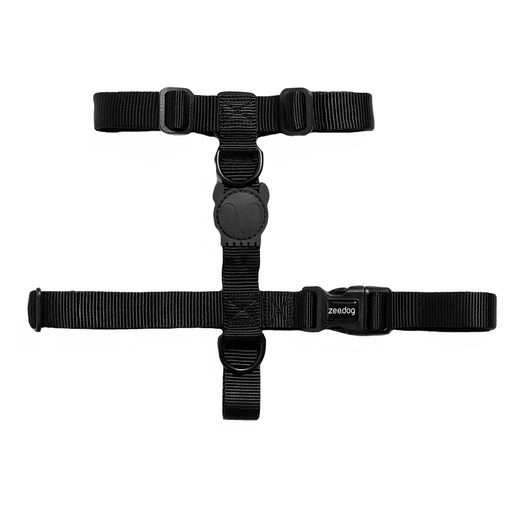 Su resistencia y suavidad lo hacen el arnés en forma de H ideal para toda caminata diaria. Está construido en un poliéster confortable y duradero, además; cuenta con dos anillos en forma de D para sujetar firmemente la correa. Su hebilla integra un sistema de bloqueo de 4 puntos, para brindarte la mayor seguridad en cada paso y cada salida con tu mejor amigo.
