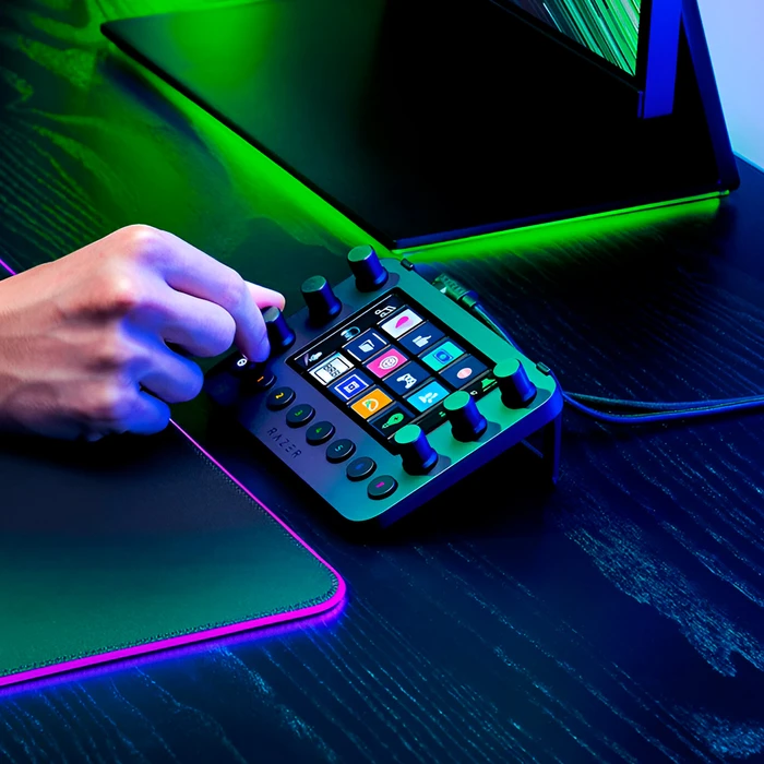 Razer Stream Controller con 12 botones táctiles, 6 diales y 8