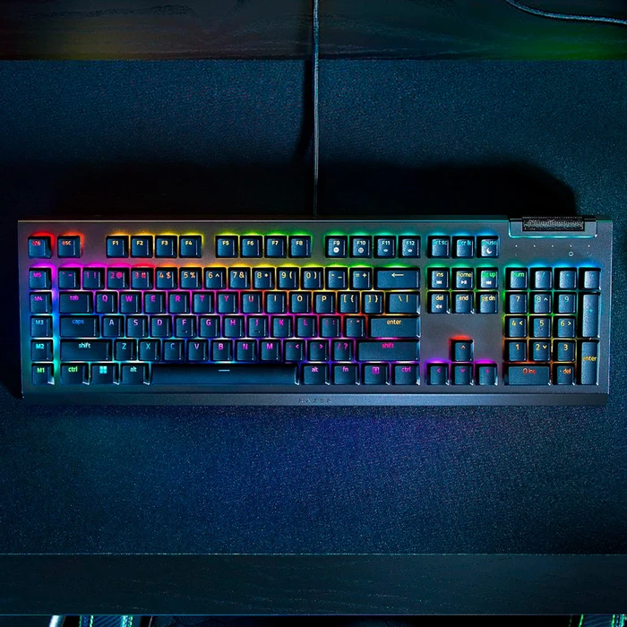 Teclado Razer BlackWidow V4 X con switches mecánicos lineales y
